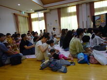 参加者が座っている写真