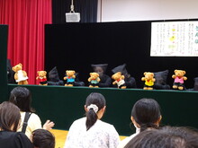 くまの人形が踊っている写真