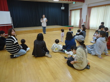 先生の話を聞いている写真