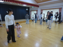 親子で遊戯室を歩いている写真