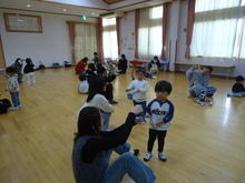 親子でリズムに合わせて体を動かしている写真