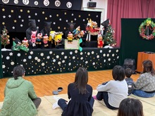 舞台上の人形劇を鑑賞するこどもたちの写真2