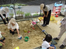 砂遊びをしている様子2