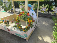 リースを手に持つこどもの写真1