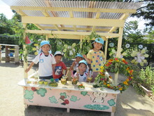 リースを手に持つこどもたちの写真1