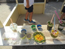 机に並べられたごちそうの写真