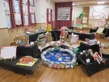 こどもたちの作品が展示されている空間の写真1