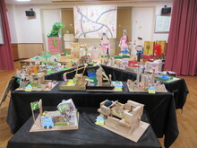 こどもたちの作品が展示されている空間の写真2