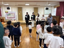 留学生の話を聞くこどもたちの写真