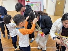 手作りのプレゼントを受け取る留学生たちの写真