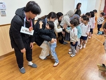 お別れの挨拶をするようすの写真