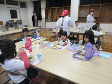 給食を食べるこどもたちの写真1