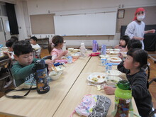 給食を食べるこどもたちの写真2
