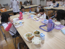 給食を食べるこどもたちの写真3