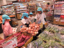 店内で買い物をするこどもたちの写真1