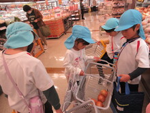 店内で買い物をするこどもたちの写真2