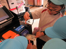 レジで精算をするこどもたちの写真