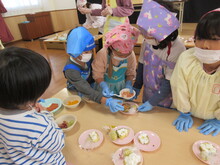 配膳をするこどもたちの写真