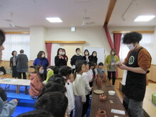 陶芸作家の方から見本を見せてもらう