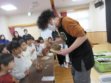 陶芸作家がつくっている様子