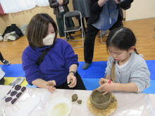 保護者と一緒につくっているところ