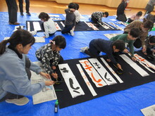 お手本を見ながら書いているところ