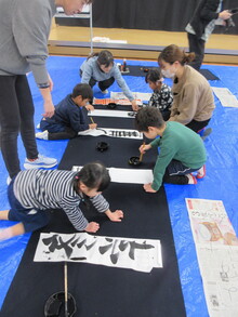 筆で文字を書いている様子