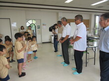 こどもたちから萩まつり実行委員の代表の方にプレゼント1