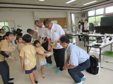 こどもたちから萩まつり実行委員の代表の方にプレゼント2