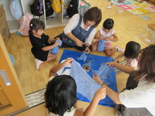 床の上で染めの準備をする写真