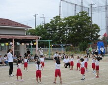 ダンスを踊るこどもたちの写真2