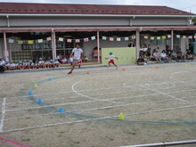 大人とこどもが走っている写真