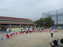 ダンスを踊るこどもたちの写真1