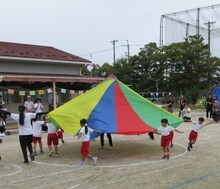 パラバルーンを広げるこどもたちの写真