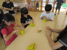 卓上で染めた布を広げるこどもたちの写真