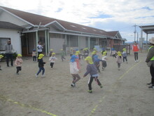 屋外を走るこどもたちの写真