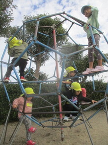 遊具に登るこどもたちの写真