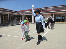 交通安全を習う子供たちの写真1
