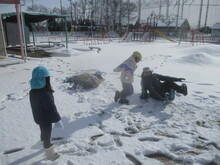 雪の上に寝転ぶこどもたちのようす