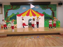 舞台上で発表会をする3歳児たちのようす