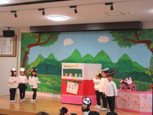 舞台上で発表会をする4歳児たちのようす