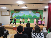 舞台上で発表会をする5歳児たちのようす