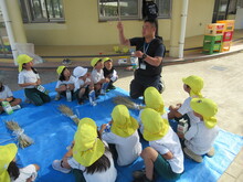 お米について学ぶこどもたちの写真