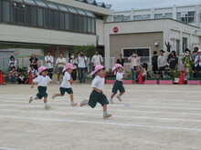 運動会で走るこどもたちの写真