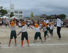 運動会で踊るこどもたちの写真2