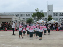 運動会で踊るこどもたちの写真1