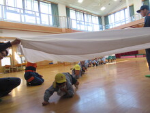 訓練のため床に伏せて進むようす