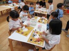 机の上で工作をするこどもたちの写真1