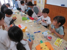 机の上で工作をするこどもたちの写真2