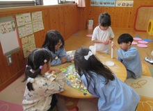 すごろくに挑戦するこどもたちの写真